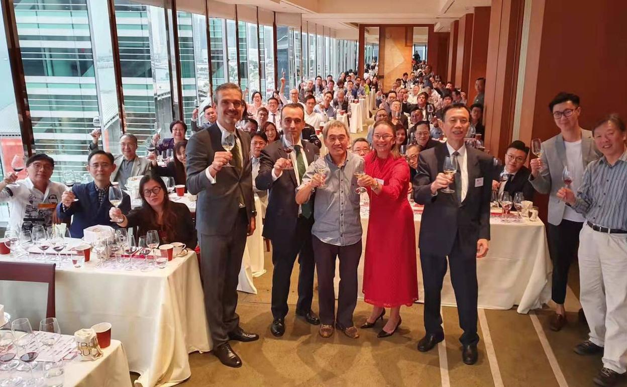 Brindis en una cata de vinos de Ribera del Duero y Rueda en China. 