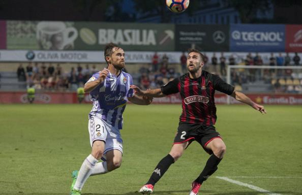 Míchel pugna por un balón con un jugador del Reus. 