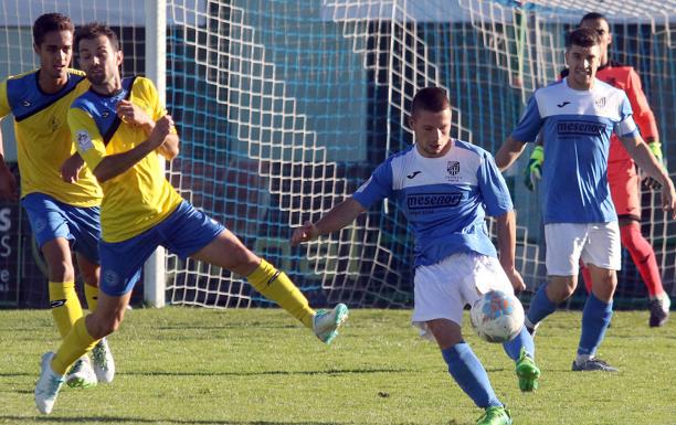 Un jugador del Unami golpea el balón durante el partido frente al Colegios Diocesanos.