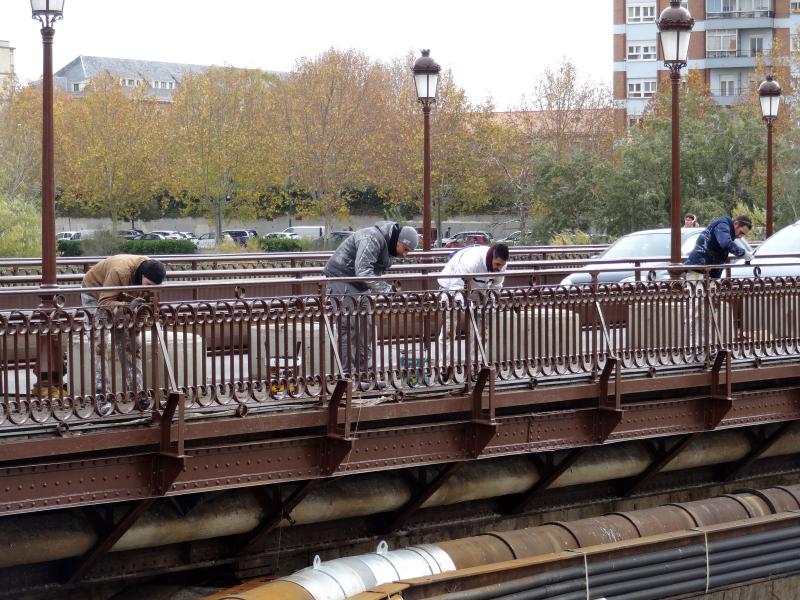 Los operarios pintaron ayer el último tramo de la barandilla del Puente Mayor.