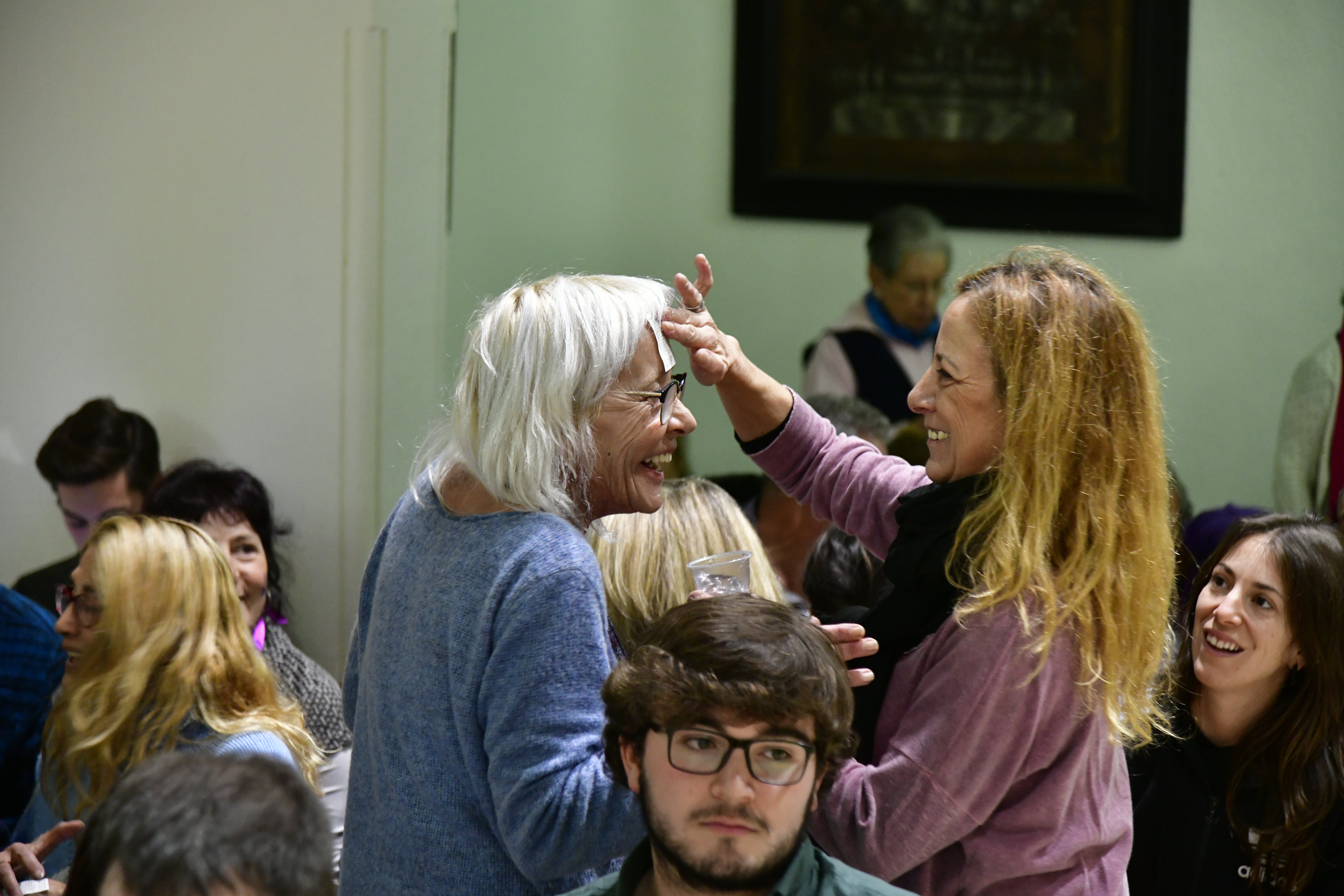Policías locales conminan a desalojar el salón de plenos del Ayuntamiento de El Espinar.