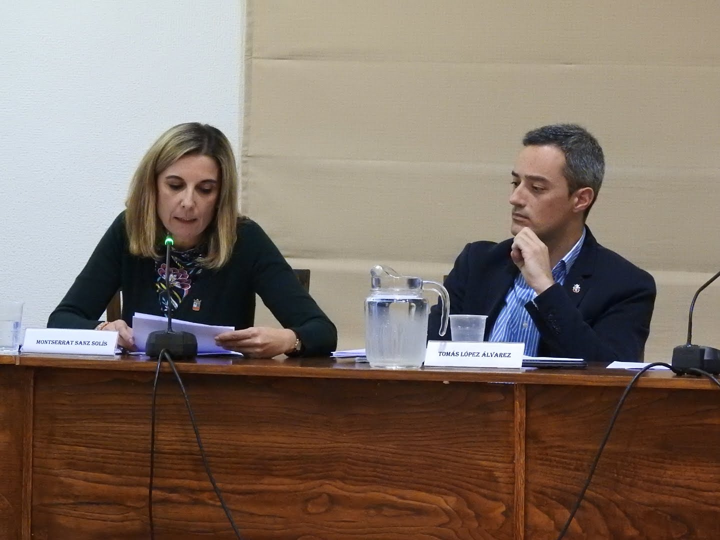 Policías locales conminan a desalojar el salón de plenos del Ayuntamiento de El Espinar.