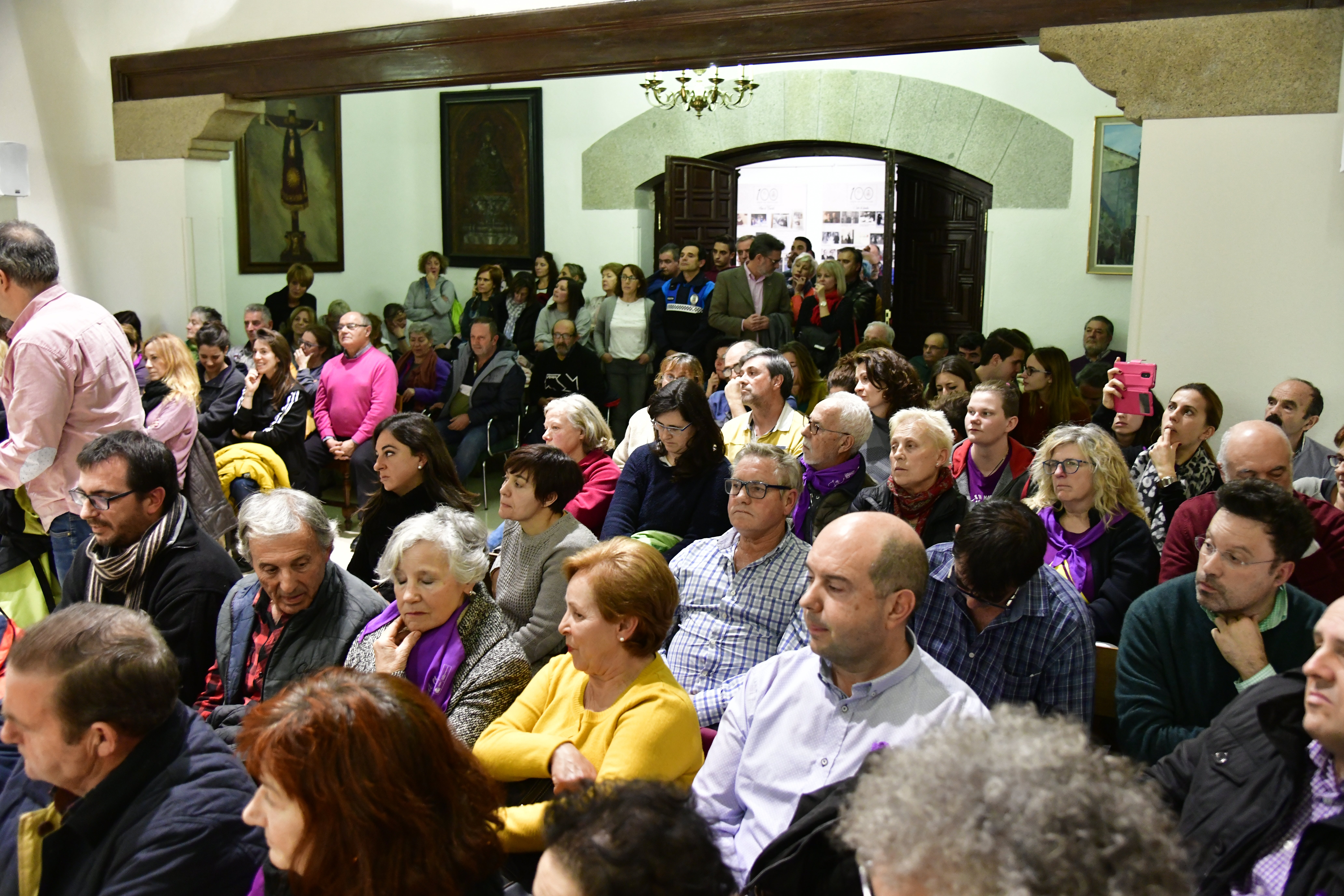 Policías locales conminan a desalojar el salón de plenos del Ayuntamiento de El Espinar.