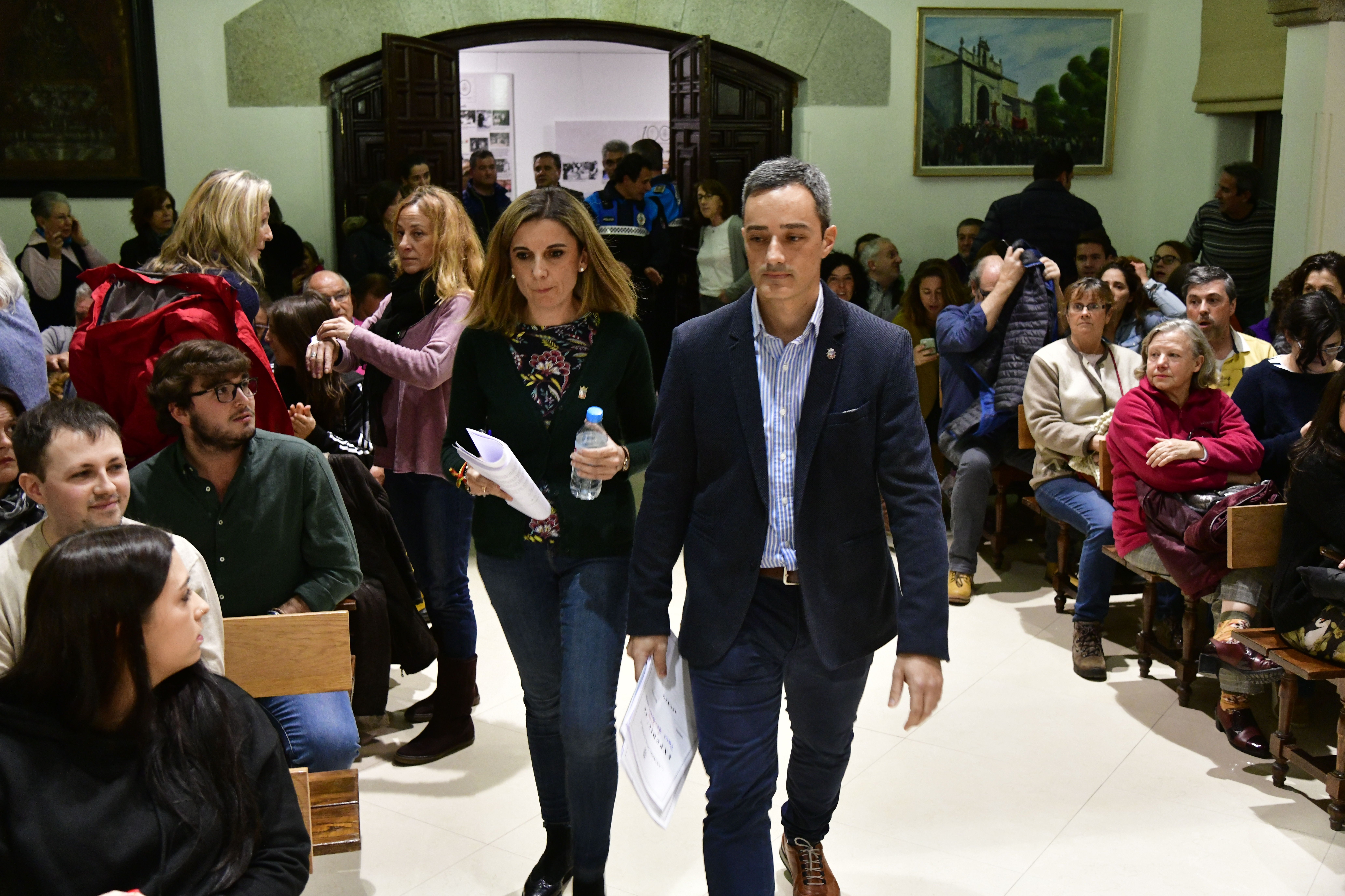 Policías locales conminan a desalojar el salón de plenos del Ayuntamiento de El Espinar.