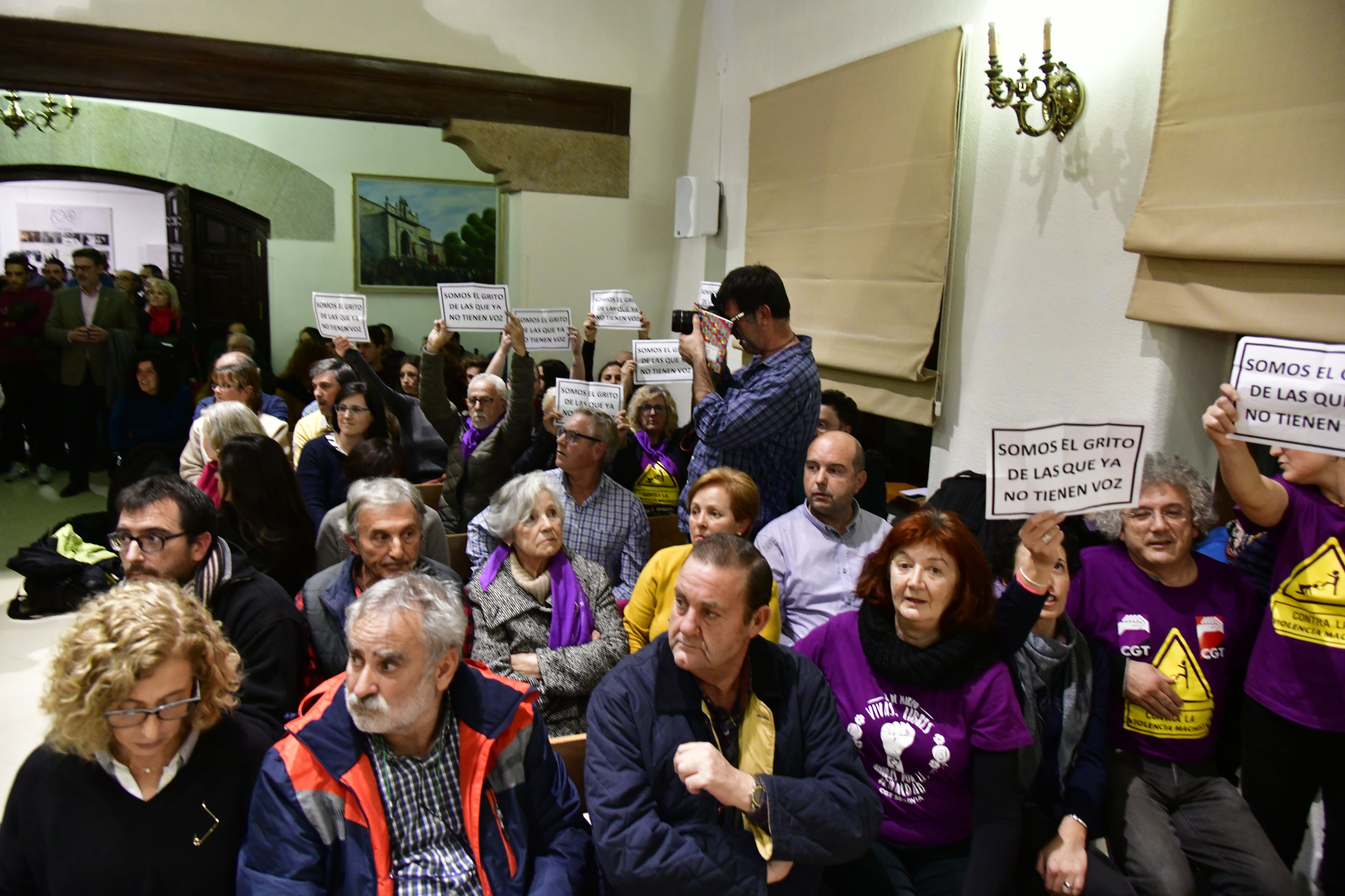 Policías locales conminan a desalojar el salón de plenos del Ayuntamiento de El Espinar.