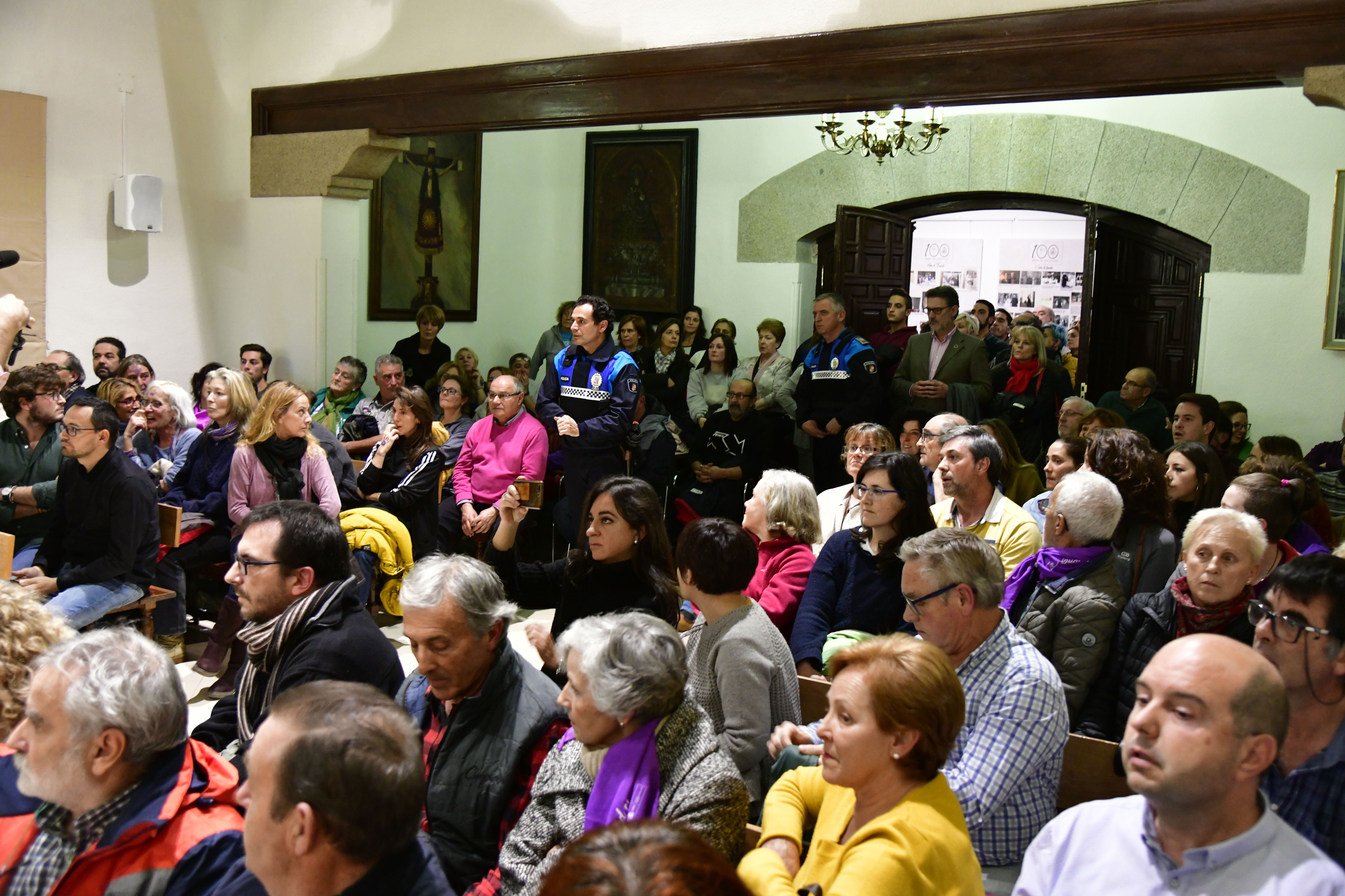 Policías locales conminan a desalojar el salón de plenos del Ayuntamiento de El Espinar.