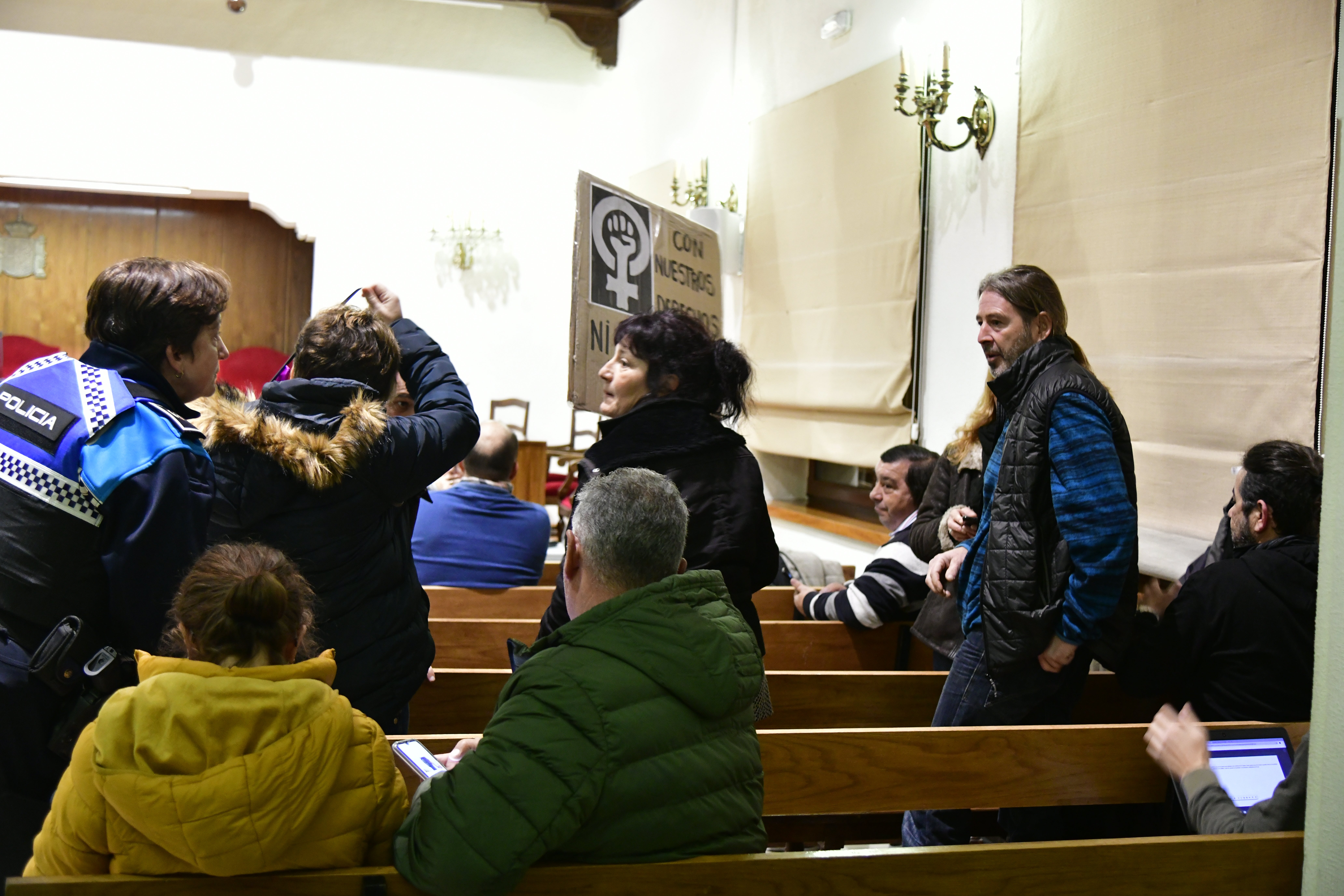 Policías locales conminan a desalojar el salón de plenos del Ayuntamiento de El Espinar.