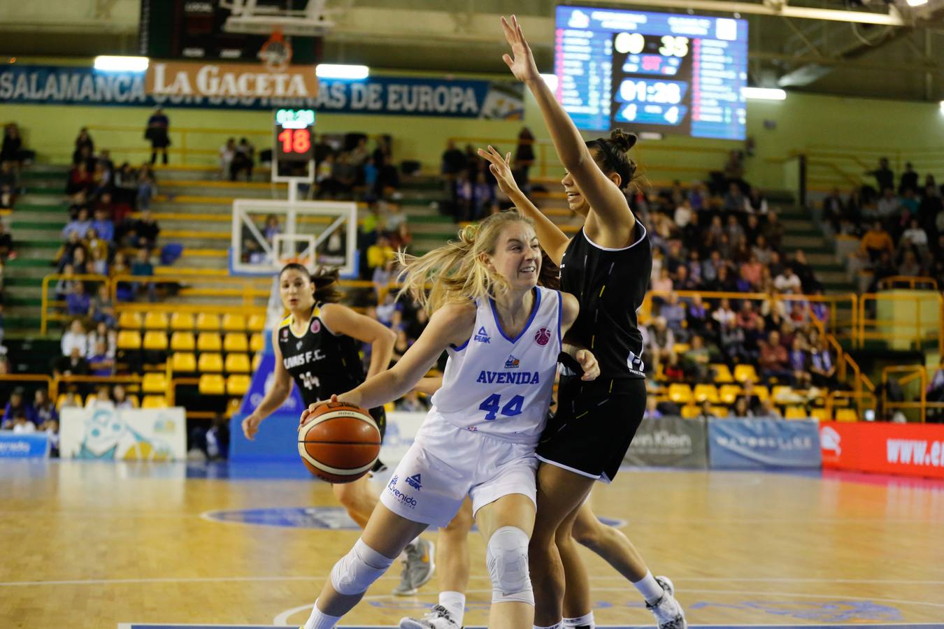 Partido CB Avenida - Olivais FC (92-49).