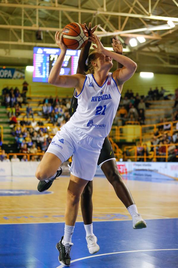 Partido CB Avenida - Olivais FC (92-49).