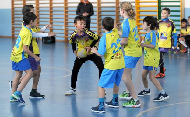 Adrián busca cómo superar la defensa de Tudela.