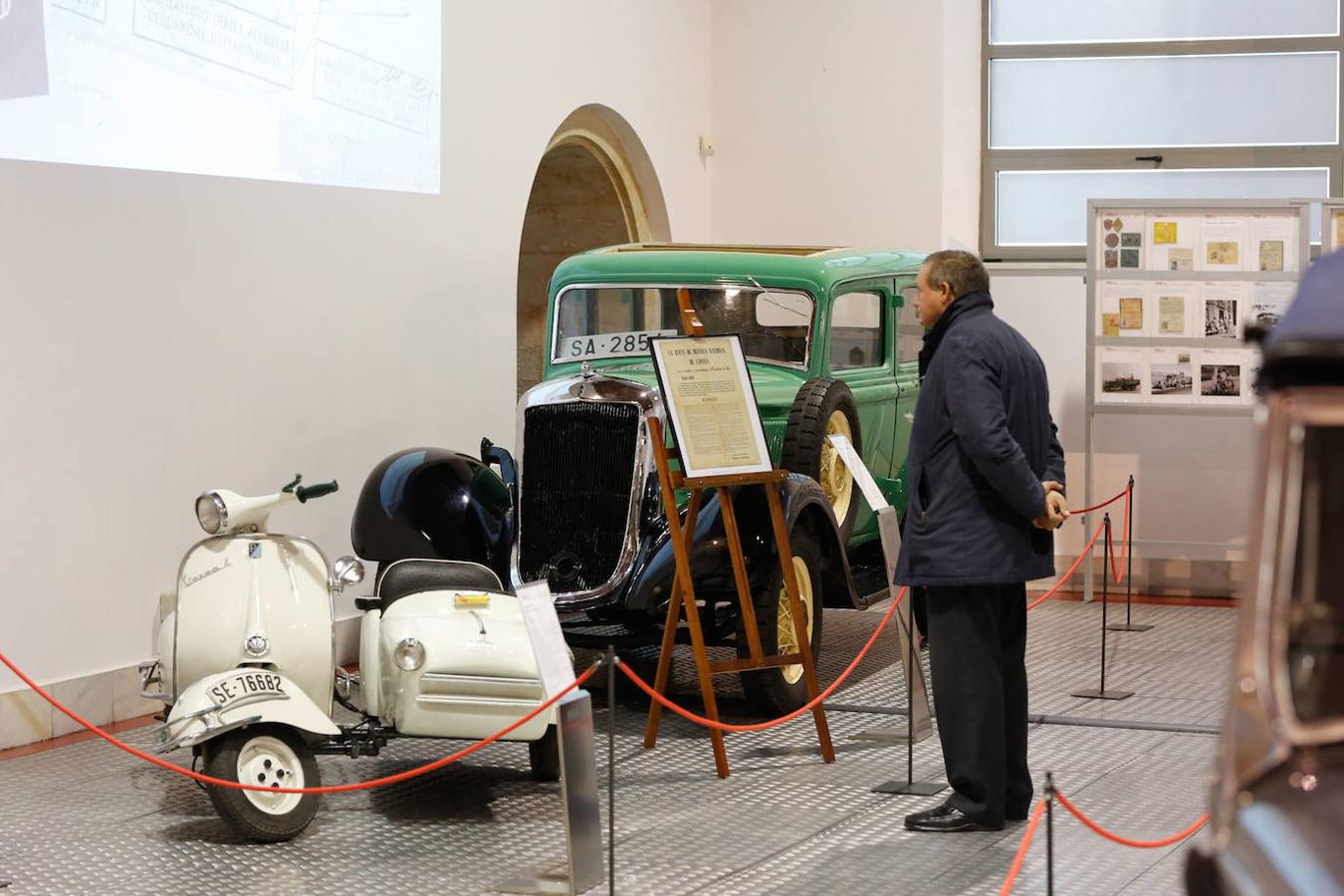 Uno de los coches junto a un ciclomotor expuestos en Salamanca. 