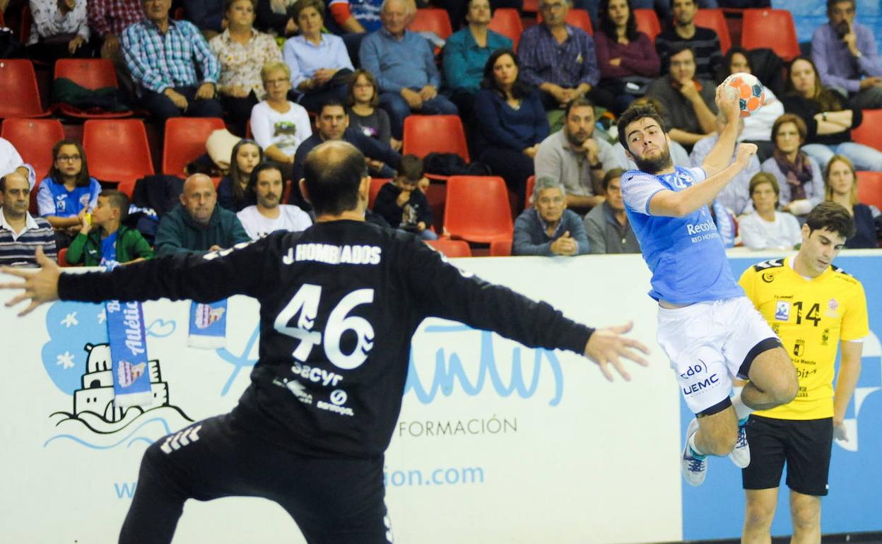 Manu García se dispone a batir a Hombrados, que este año llevará el dorsal 47, por sus años. 