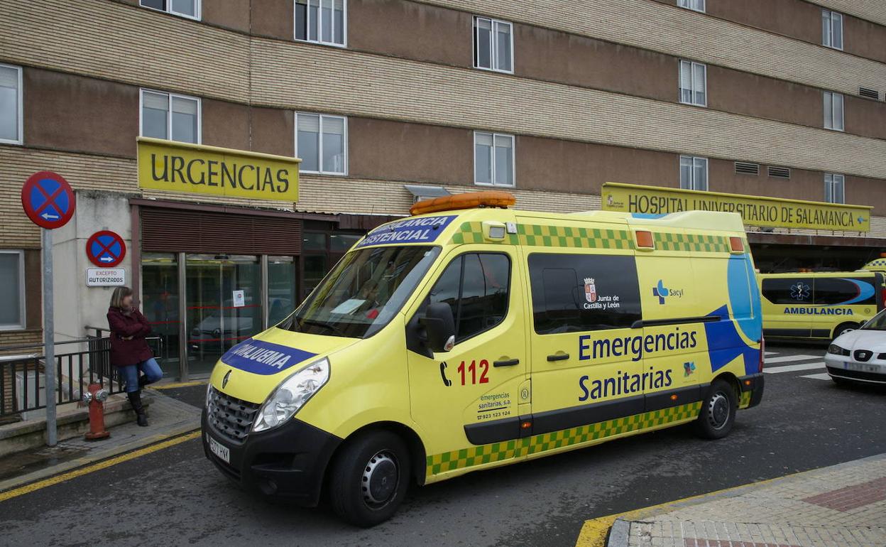 Una ambulancia, ante el servicio de Urgencias del Clínico.