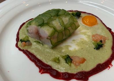 Imagen secundaria 1 - En las dos imágenes de arriba, el plato con carne de conejo y el plato de pescado con corvina que elaboró Sheila García Sanz en VI Certamen Nacional de Gastronomía celebrado el pasado martes en Palma de Mallorca. Abajo, El postre preparado por el vallisoletano Julián Arranz. 