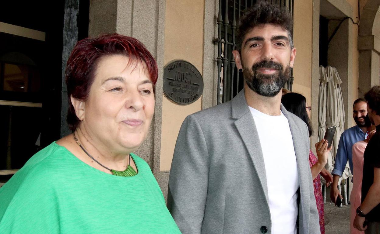 Clara Luquero y Guillermo San Juan, el pasado verano tras alcanzar el acuerdo para la investidura de la alcaldesa socialista. 