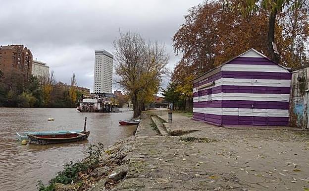 La caseta de El Catarro, situada junto al embarcadero, luce ahora los colores blanquivioletas.