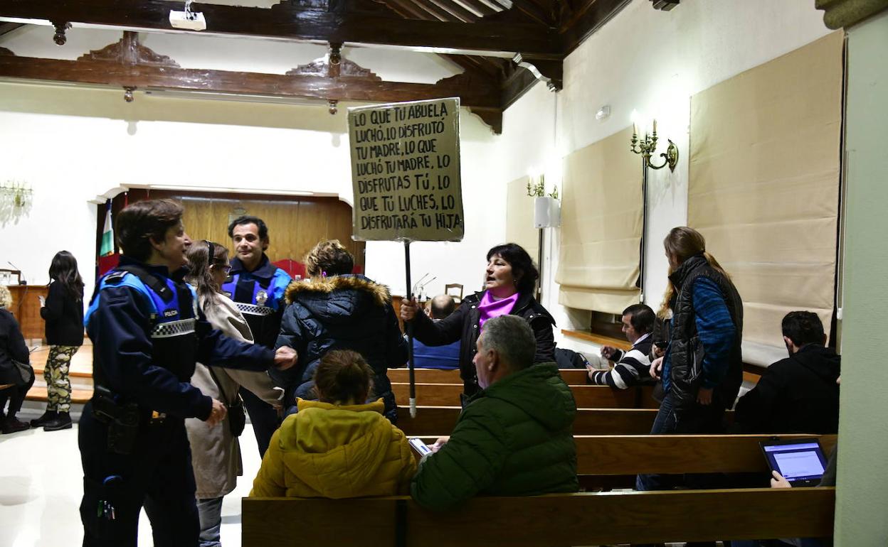 Una de las activistas del movimiento feminista se dirige a una policía municipal. 