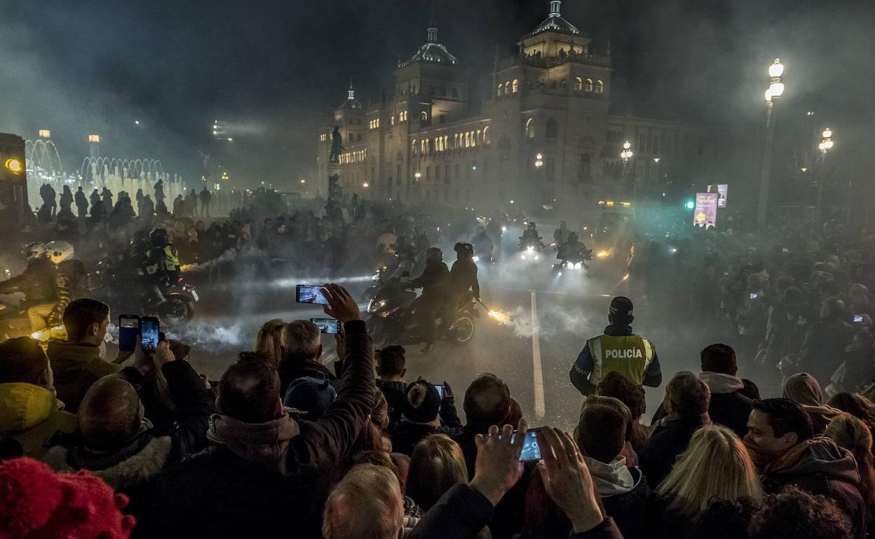 El desfile de antorchas repetirá el espectacular escenario de 2019, junto a la Academia de Caballería. 