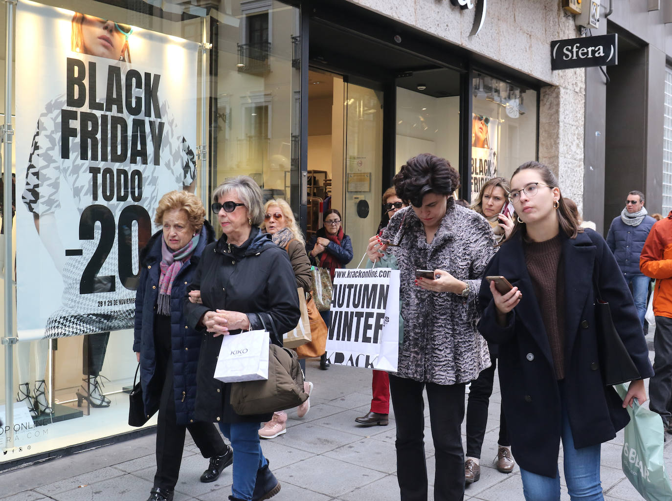 Miles de vallisoletanos han aprovechado hoy la jornada de descuentos del 'Black Friday' para hacer sus compras. 