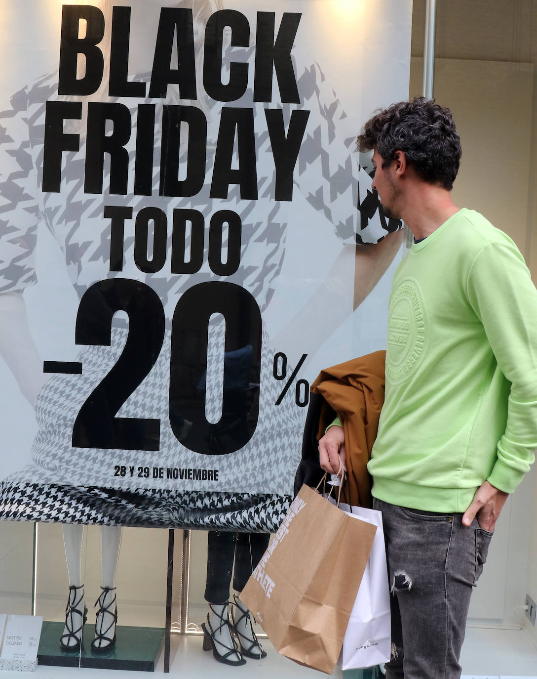 Miles de vallisoletanos han aprovechado hoy la jornada de descuentos del 'Black Friday' para hacer sus compras. 