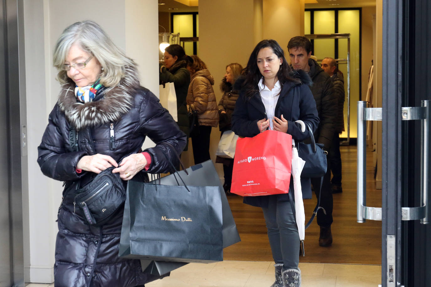 Miles de vallisoletanos han aprovechado hoy la jornada de descuentos del 'Black Friday' para hacer sus compras. 