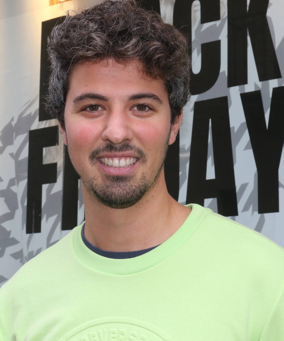 Miles de vallisoletanos han aprovechado hoy la jornada de descuentos del 'Black Friday' para hacer sus compras. 