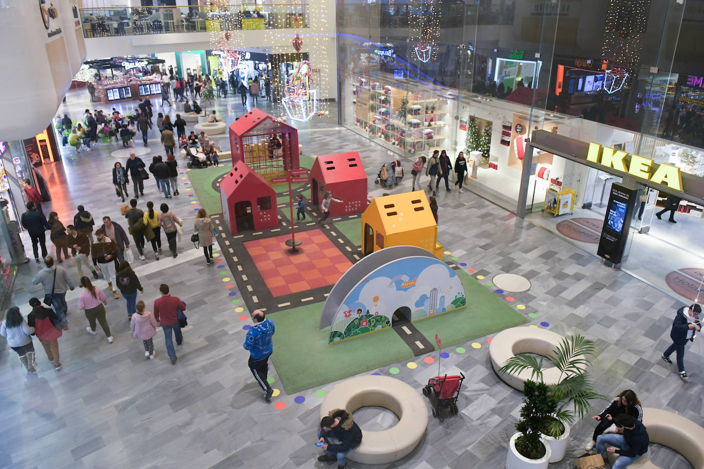 Miles de vallisoletanos han aprovechado hoy la jornada de descuentos del 'Black Friday' para hacer sus compras. 