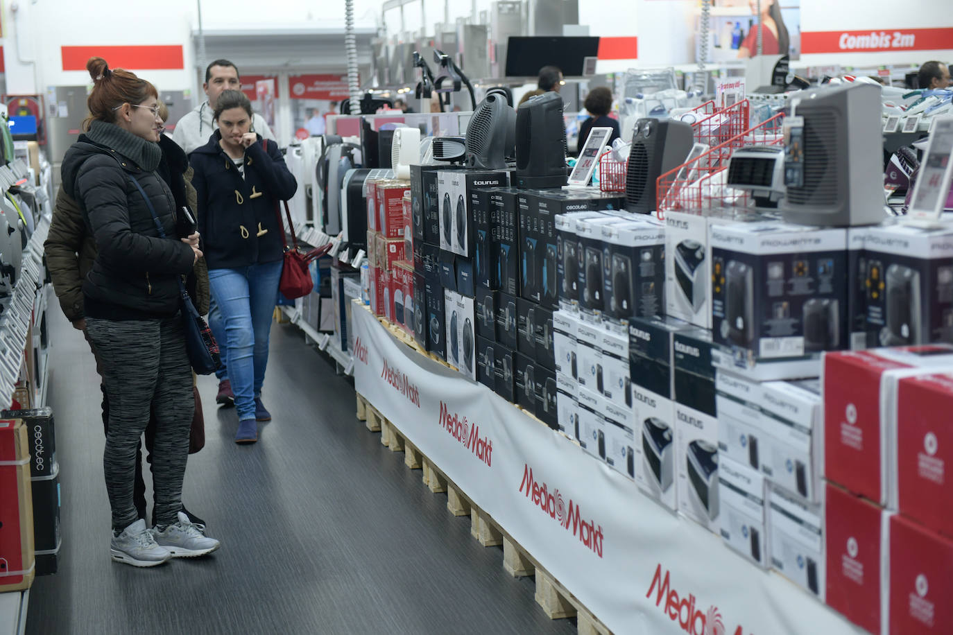 Miles de vallisoletanos han aprovechado hoy la jornada de descuentos del 'Black Friday' para hacer sus compras. 