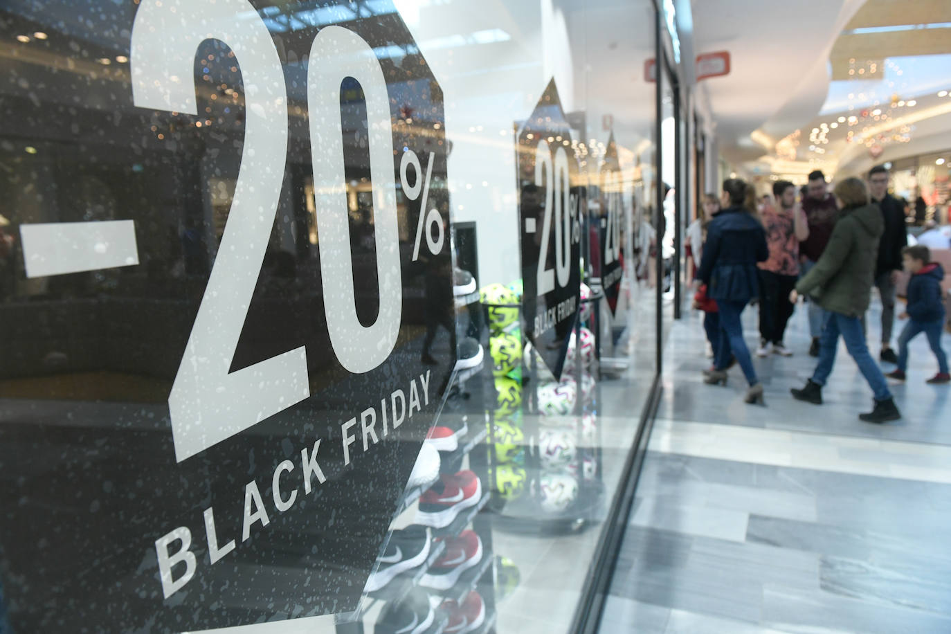 Miles de vallisoletanos han aprovechado hoy la jornada de descuentos del 'Black Friday' para hacer sus compras. 