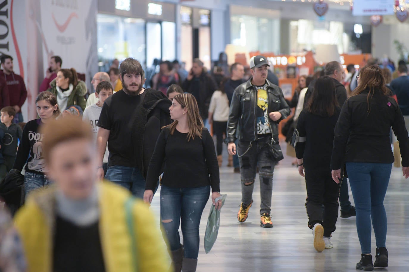 Miles de vallisoletanos han aprovechado hoy la jornada de descuentos del 'Black Friday' para hacer sus compras. 