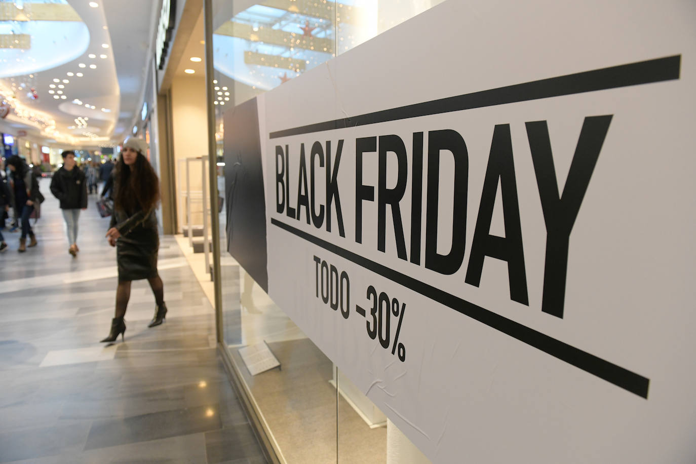 Miles de vallisoletanos han aprovechado hoy la jornada de descuentos del 'Black Friday' para hacer sus compras. 