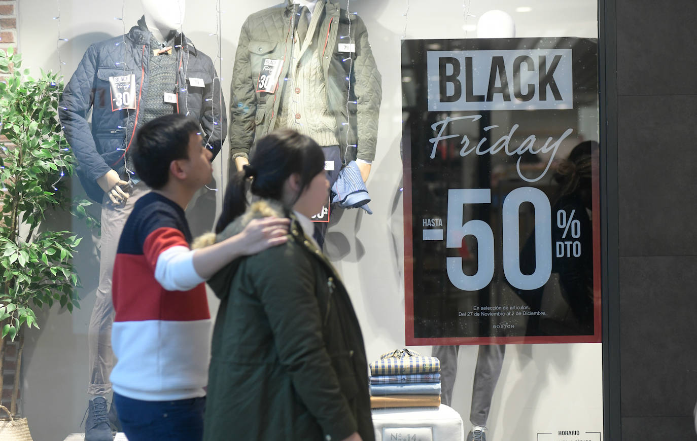 Miles de vallisoletanos han aprovechado hoy la jornada de descuentos del 'Black Friday' para hacer sus compras. 