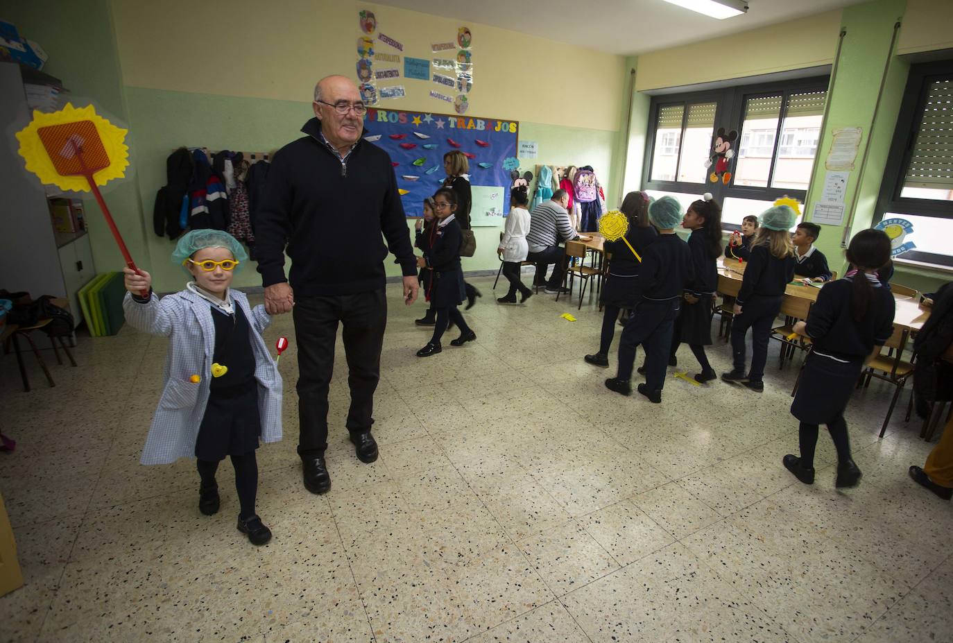 Los alumnos de primaria del colegio Amor de Dios han montado una gran consulta para sus abuelos en la que han defendido de manera práctica 'Más movimiento, menos medicamento', un programa para fomentar hábitos saludables, conocer el cuerpo humano y recurrir al cariño en forma de 'abrazoterapia'