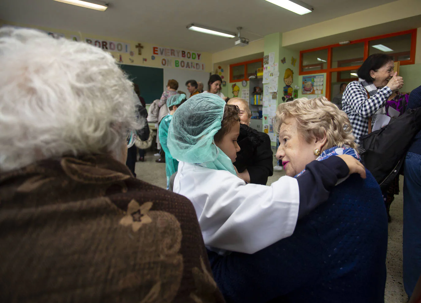 Los alumnos de primaria del colegio Amor de Dios han montado una gran consulta para sus abuelos en la que han defendido de manera práctica 'Más movimiento, menos medicamento', un programa para fomentar hábitos saludables, conocer el cuerpo humano y recurrir al cariño en forma de 'abrazoterapia'