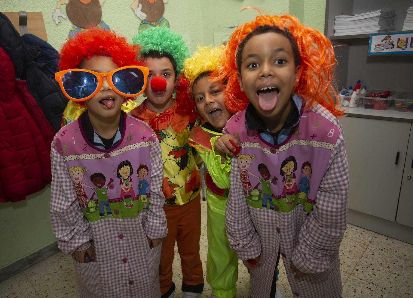 Los alumnos de primaria del colegio Amor de Dios han montado una gran consulta para sus abuelos en la que han defendido de manera práctica 'Más movimiento, menos medicamento', un programa para fomentar hábitos saludables, conocer el cuerpo humano y recurrir al cariño en forma de 'abrazoterapia'