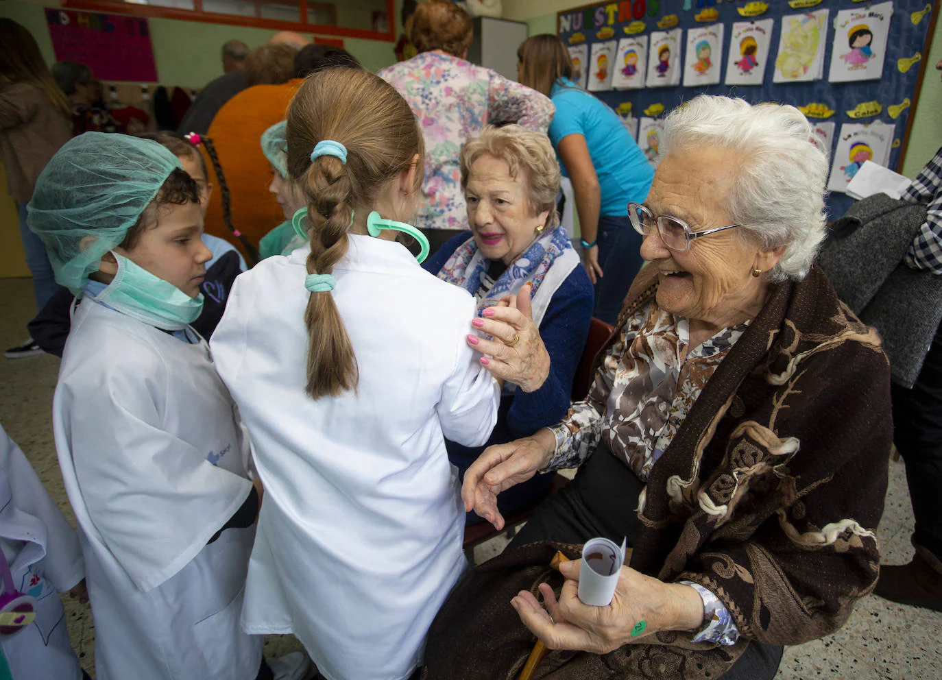 Los alumnos de primaria del colegio Amor de Dios han montado una gran consulta para sus abuelos en la que han defendido de manera práctica 'Más movimiento, menos medicamento', un programa para fomentar hábitos saludables, conocer el cuerpo humano y recurrir al cariño en forma de 'abrazoterapia'