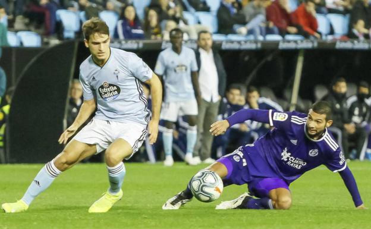 Joaquín se lanza al suelo para arrebatar el balón a Denis Suárez. 