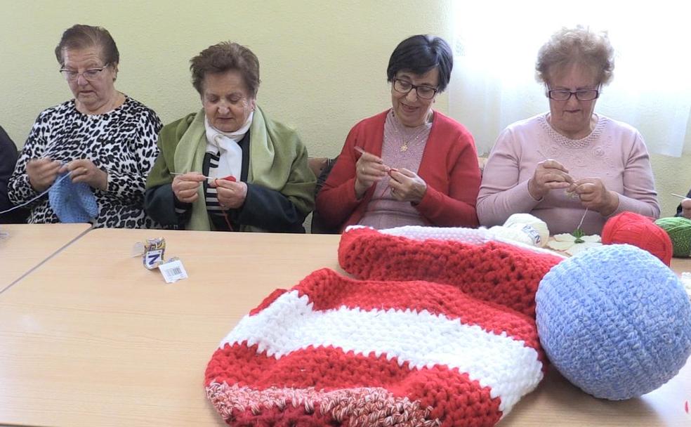 Mujeres tejiendo la decoración de estas navidades en Villoria de Órbigo.