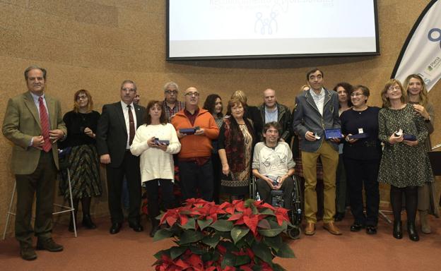 Las autoridades, con los 13 trabajadores premiados por sus 25 años en Fundación Personas. 