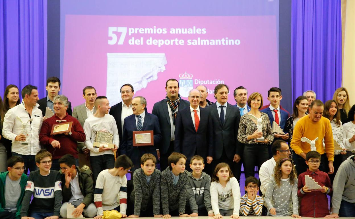 Foto de familia con los principales galardonados en la Gala de los Premios Anuales del Deporte Salmantino.