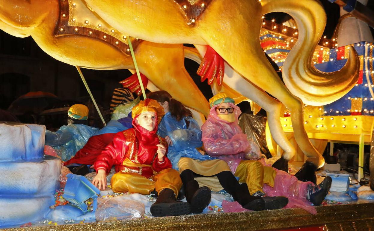 Participantes en una cabalgata de Reyes en Salamanca.