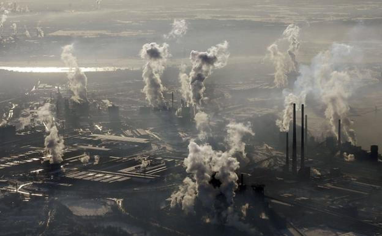 Vista aérea de industrias siderúrgicas en Duisburg (Alemania).