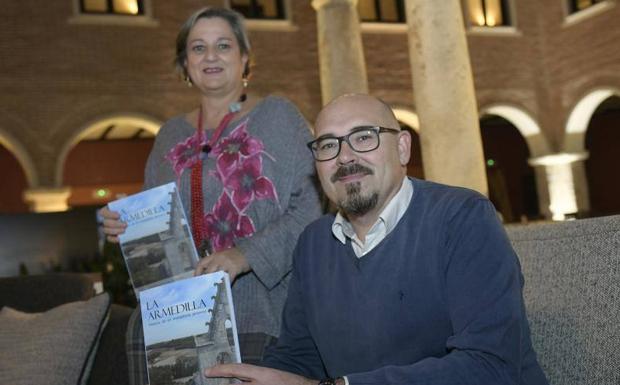 Consuelo Escribano y Roberto Losa, con el libro antes de la presentación.Rodrigo Jiménez