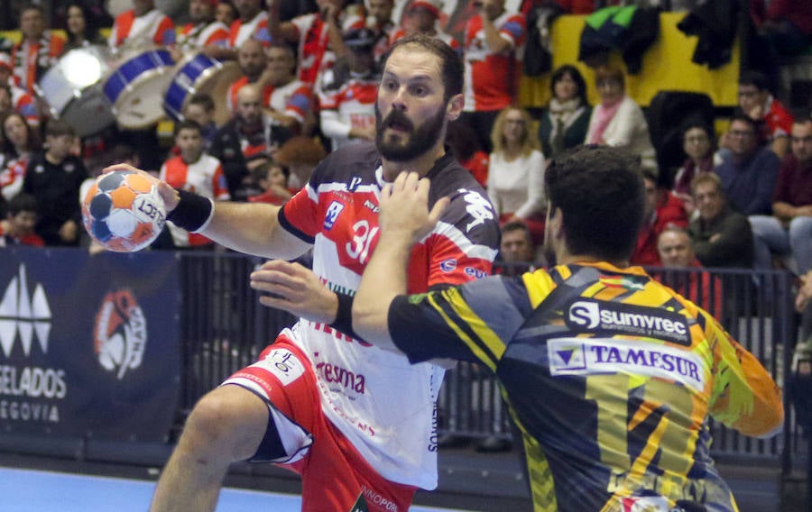 Fotos: Derrota del Balonmano Nava ante el Puente Genil (24-25) en un disputado partido