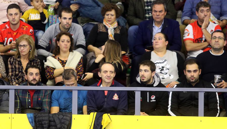 Fotos: Derrota del Balonmano Nava ante el Puente Genil (24-25) en un disputado partido