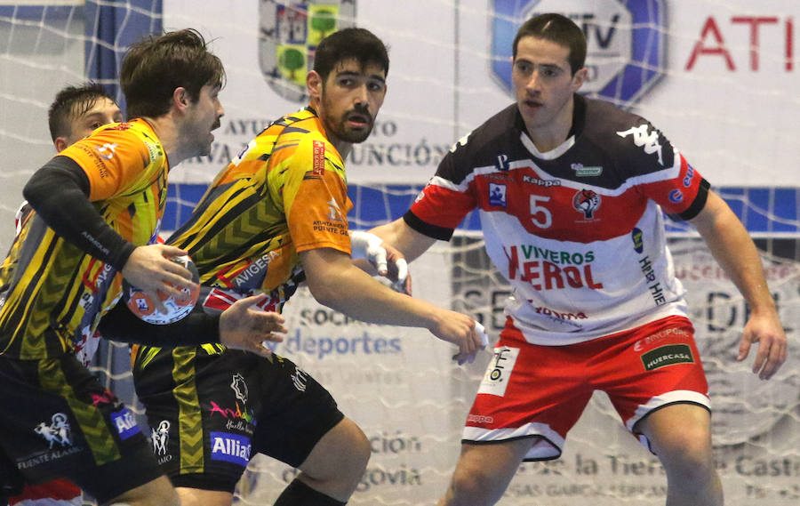 Fotos: Derrota del Balonmano Nava ante el Puente Genil (24-25) en un disputado partido