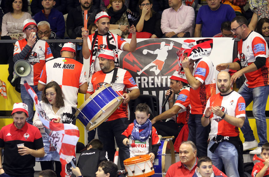 Fotos: Derrota del Balonmano Nava ante el Puente Genil (24-25) en un disputado partido