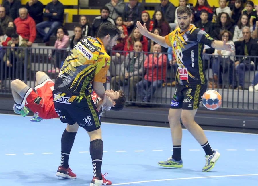 Fotos: Derrota del Balonmano Nava ante el Puente Genil (24-25) en un disputado partido