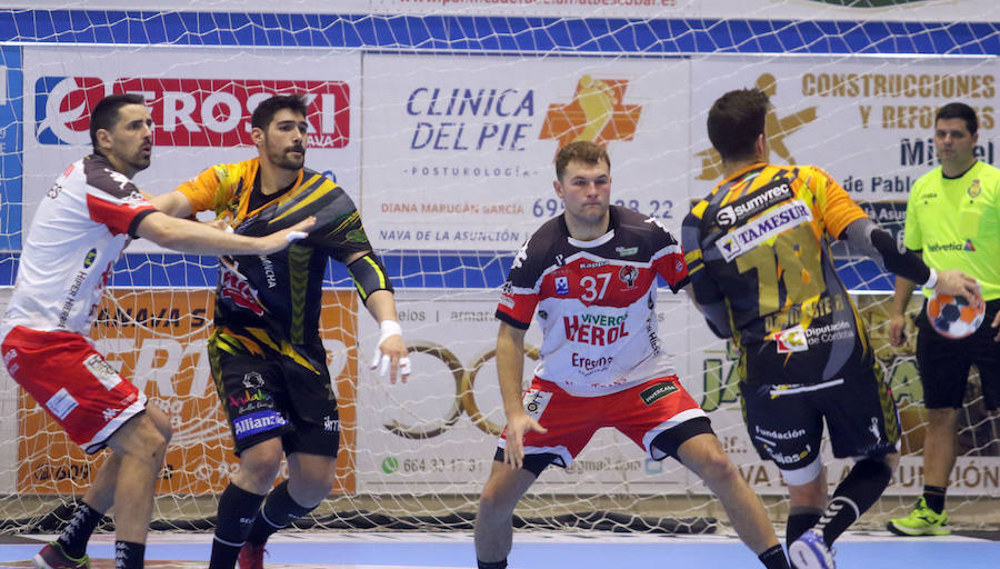 Fotos: Derrota del Balonmano Nava ante el Puente Genil (24-25)