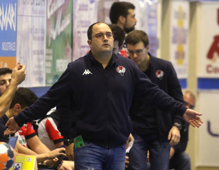 Fotos: Derrota del Balonmano Nava ante el Puente Genil (24-25)